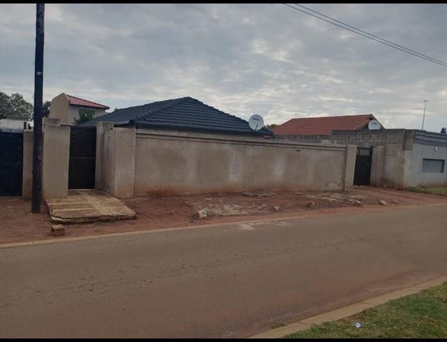 3 BEDROOM HOUSE FOR SALE IN PROTEA NORTH
